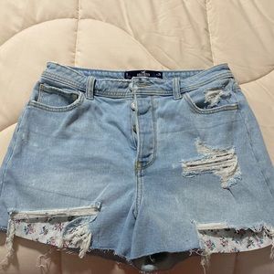 Size 9 Hollister shorts with white flowers detail
